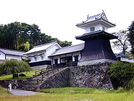 麓の駐車場外にある