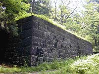 門は向こうの端にあった