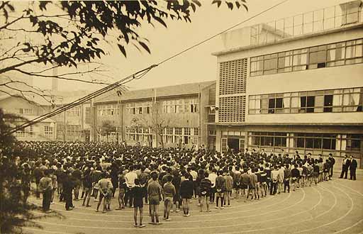 昔の朝礼と木造校舎 1964 年
